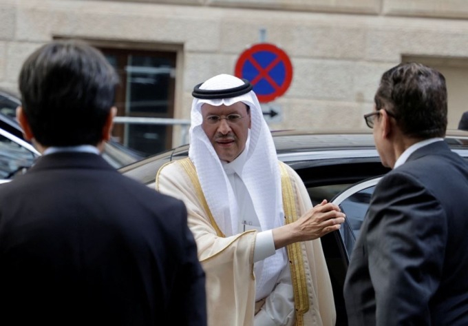 Giá dầu thế giới tăng vọt khi Arab Saudi giảm sản xuất