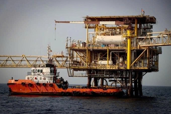 Giá dầu giảm mạnh khi ông Trump hủy tối hậu thư với Iran